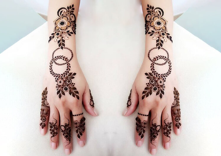 How long does a simple mehendi design last on the skin?